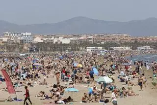 La lengua de calor llena la playa y deja una estampa veraniega