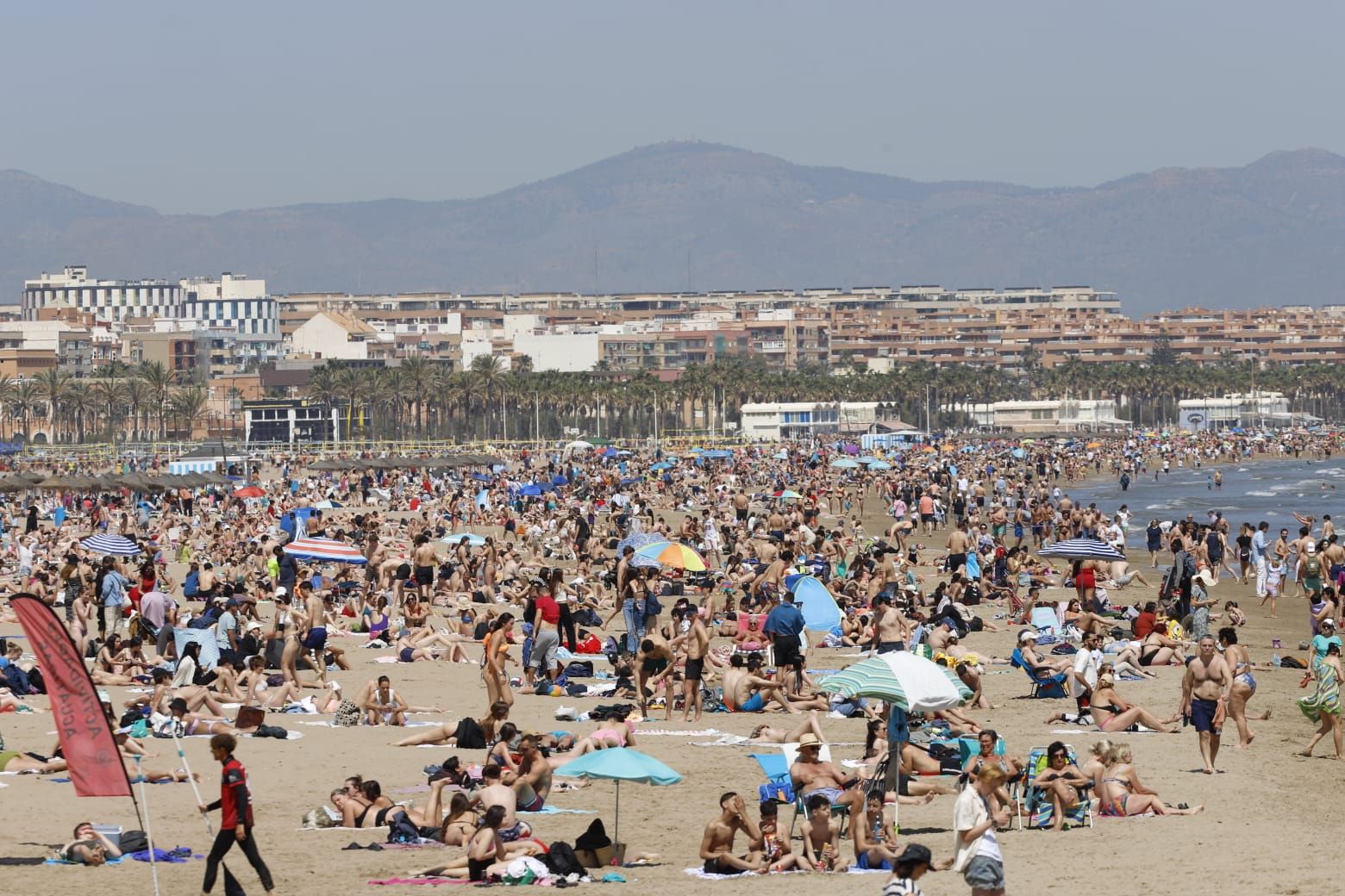 La lengua calor llena la playa y deja una estampa veraniega