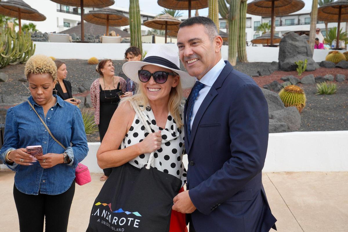 Oswaldo Betancort, junto a agentes de viaje de Estados Unidos y Canadá, en Puerto Calero