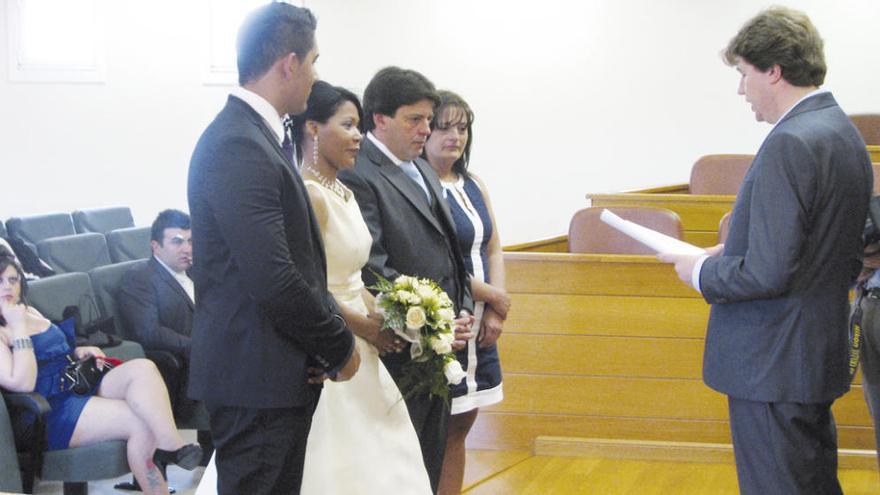 Primera boda que ofició Carlos Calvelo tras convertirse en alcalde de Arteixo.