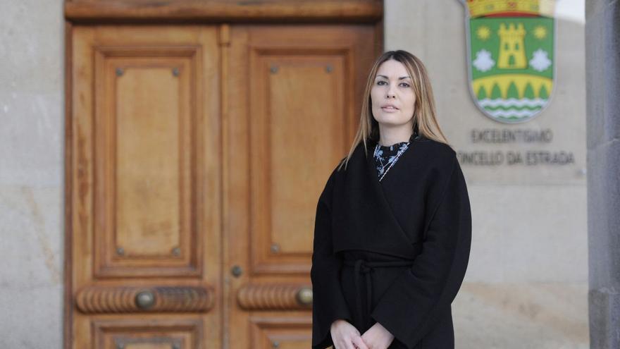 Rocío Lodeiro, ayer, a las puertas del consistorio de A Estrada. | // BERNABÉ/JAVIER LALÍN