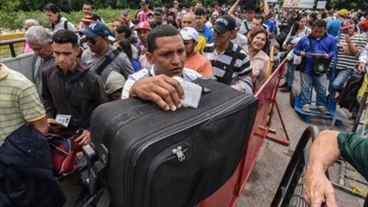 Huida 8 Ciudadanos venezolanos esperan en la frontera con Colombia para escapar de su país.