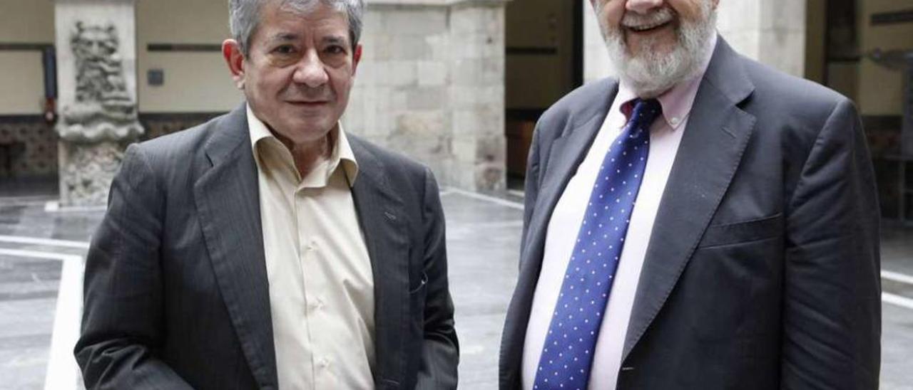 Enrique Barón y José María Gil-Robles, ayer, en el Antiguo Instituto.