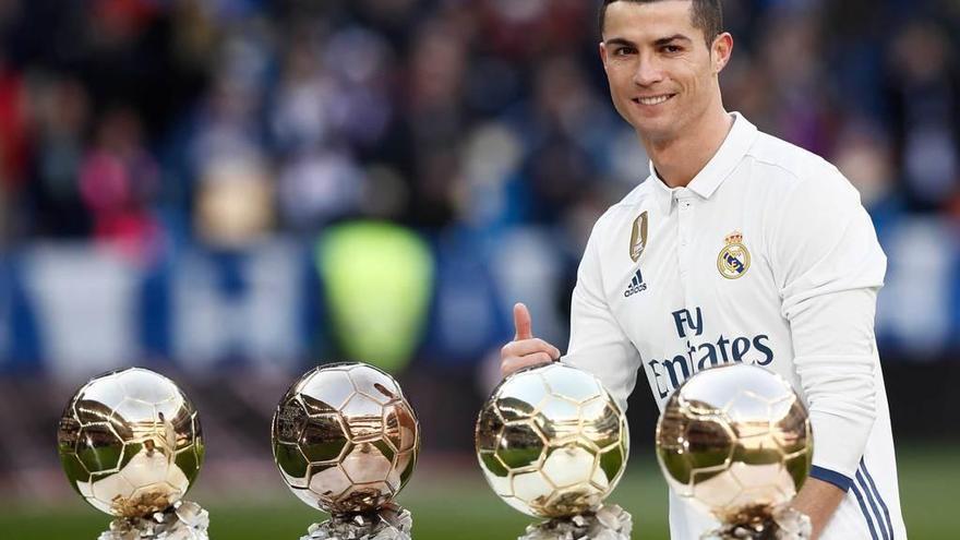 Cristiano Ronaldo posa en el Bernabéu con sus cuatro trofeos del &quot;Balón de oro&quot;.