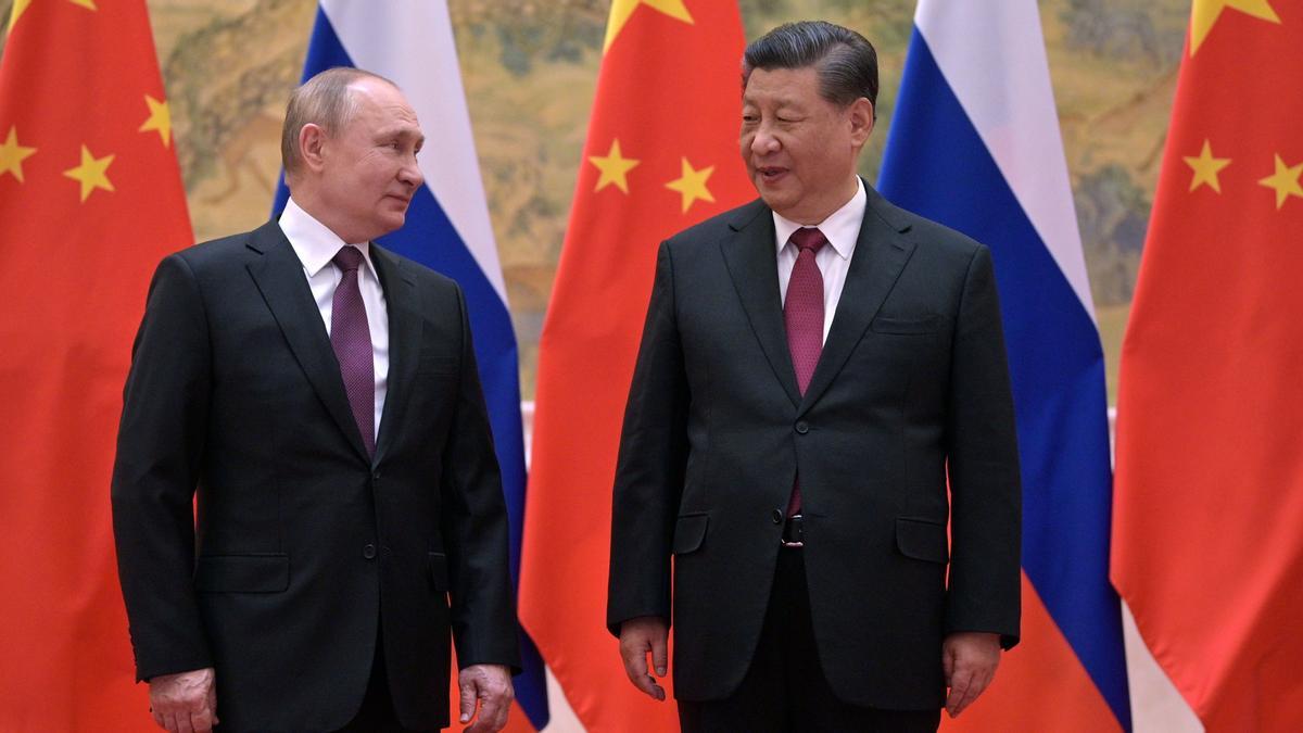 Russian President Vladimir Putin (L) and Chinese President Xi Jinping