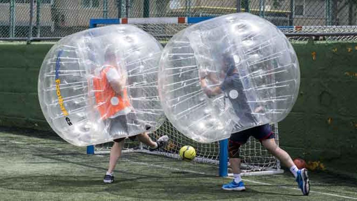 Goles redondos durante un partido de bubble football en Valldaura Sport.