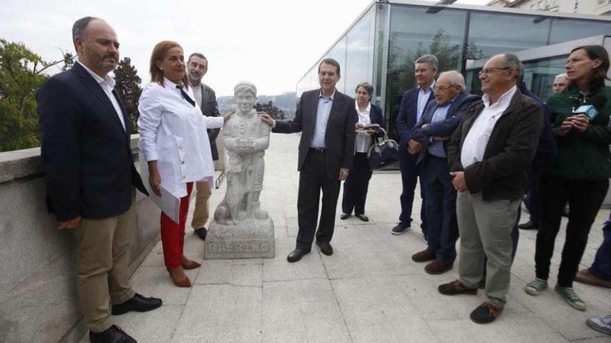 Caballero y Silva junto a otros miembros de la corporación y la escultura homenaje a Balbino. // R. Grobas