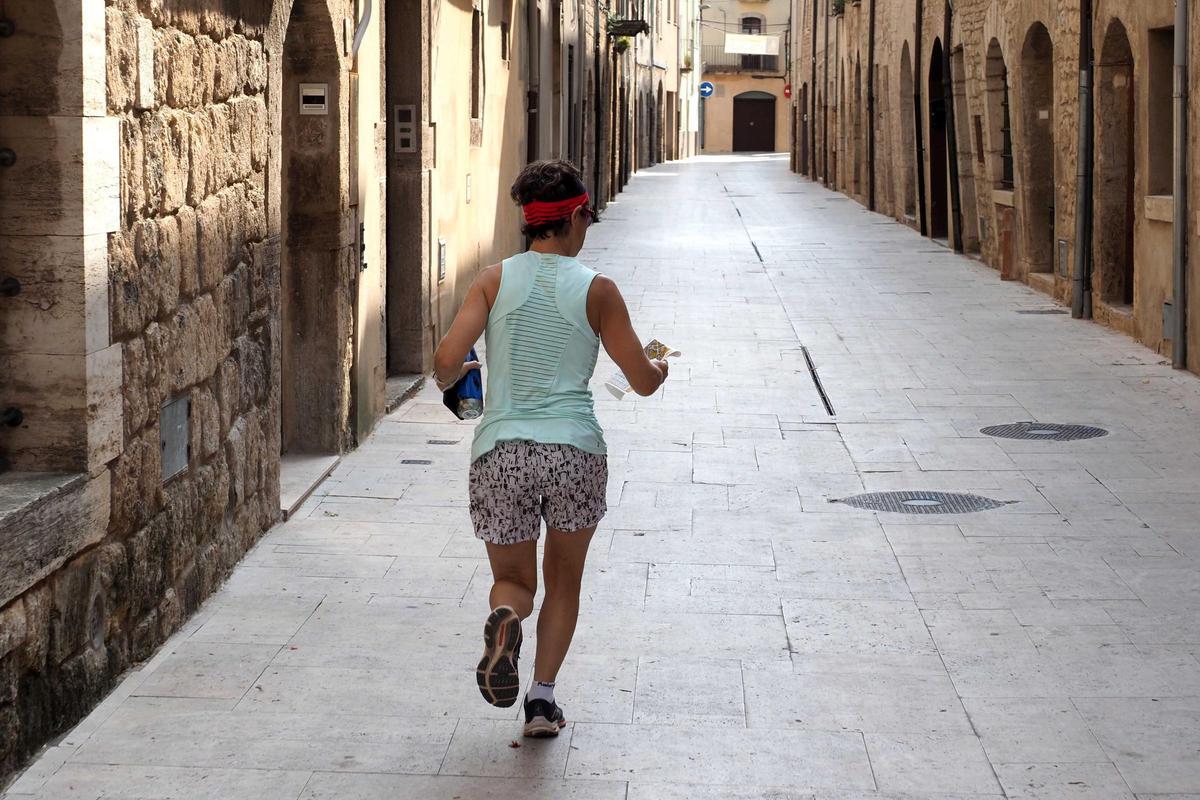 Participants a la Cursa Internacional d’Orientació celebrada pel barri vell de Banyoles l'any passat