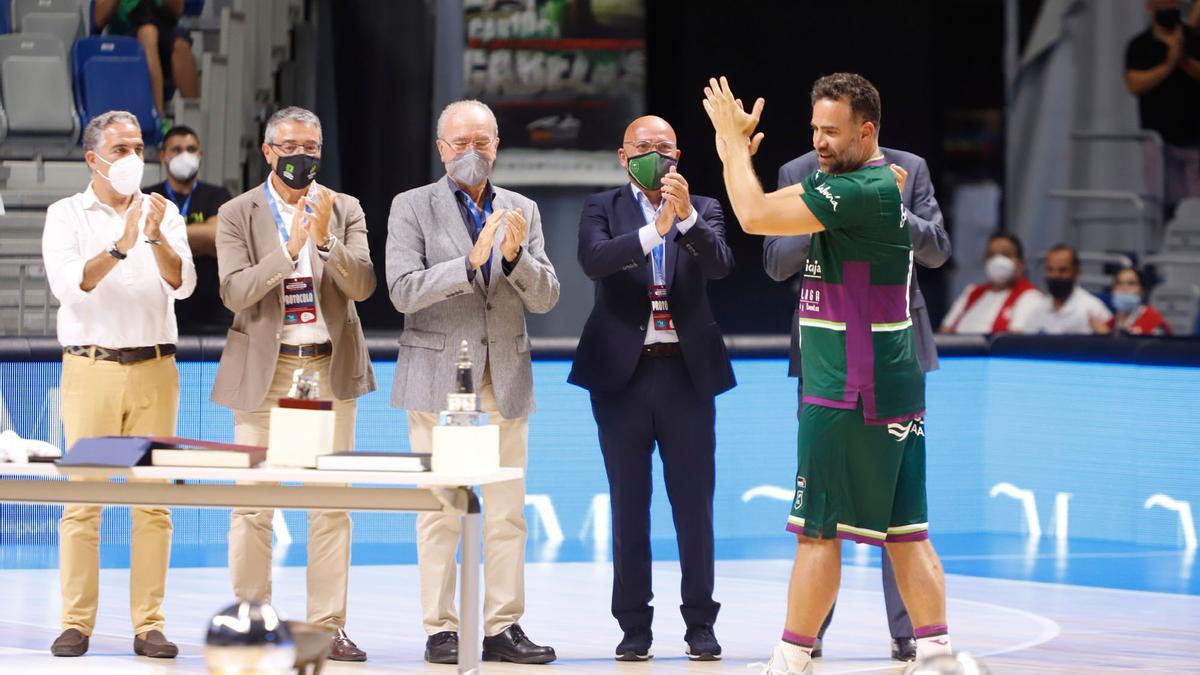 Carlos Cabezas juega su último partido con el Unicaja en el Carpena