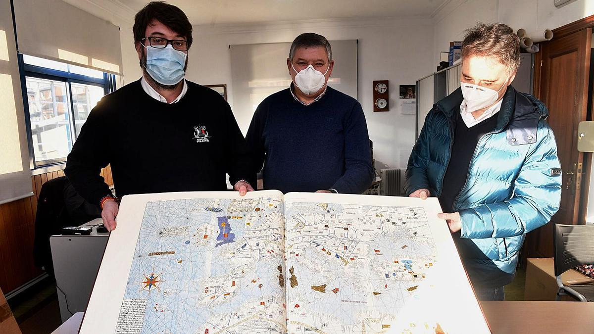 Walter del Río Corbeira, Francisco Mosquera y José Gamallo Ponte, con un libro de cartas náuticas, regalo de Portugal.