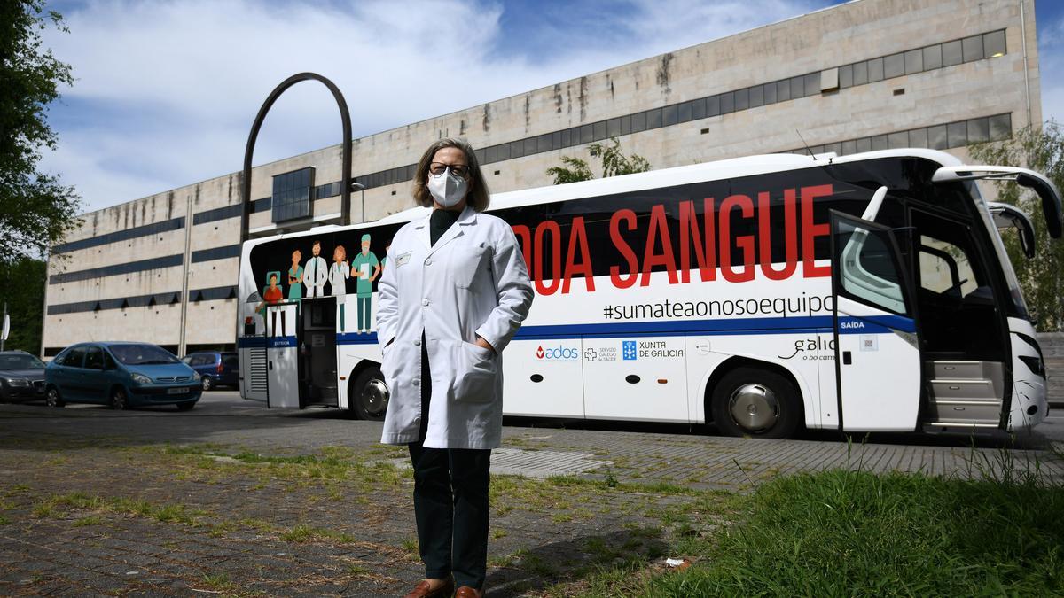 Ana Muíños junto al autobús de donación.