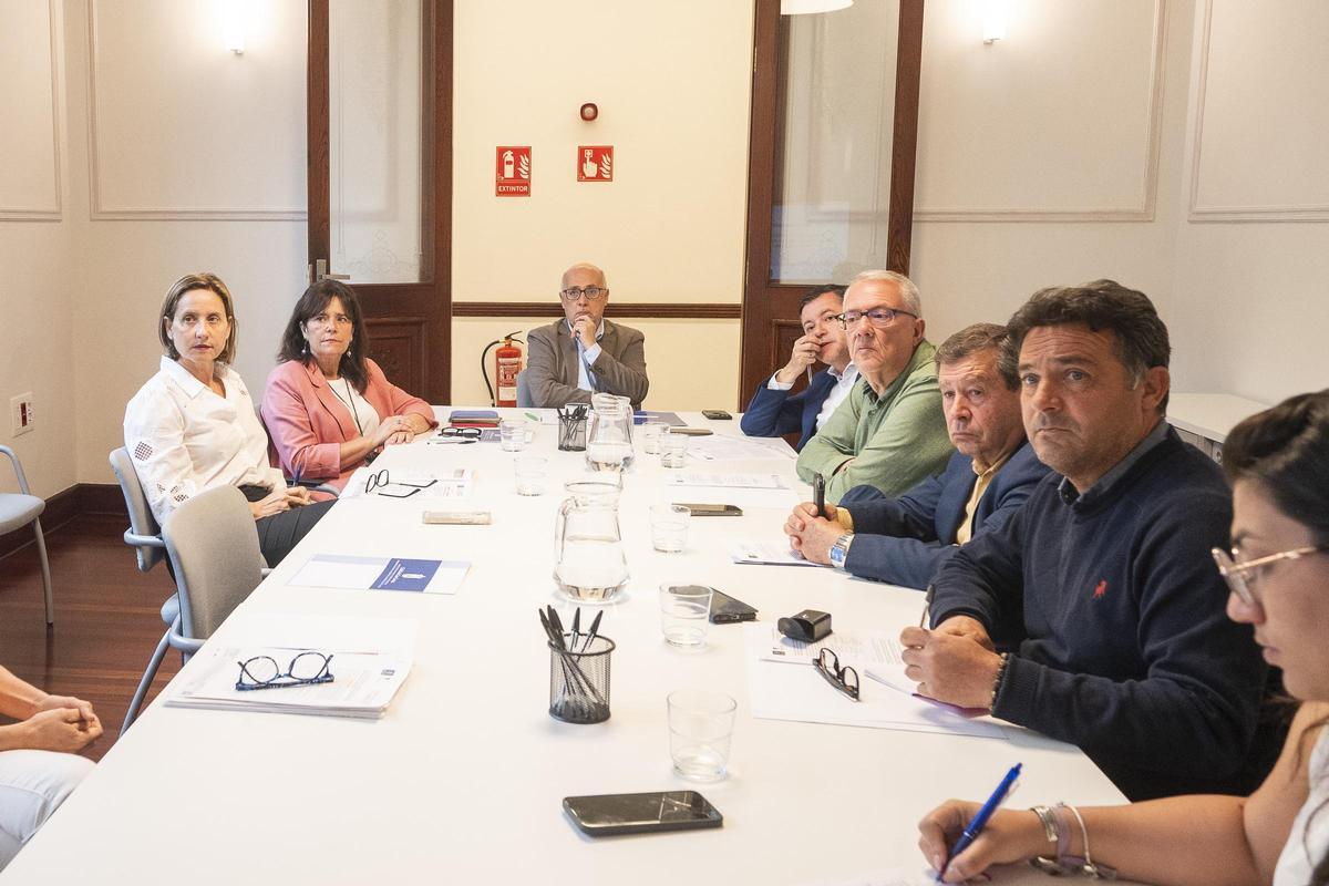 El presidente Antonio Morales junto a los alcaldes de los municipios integrados en la reserva.