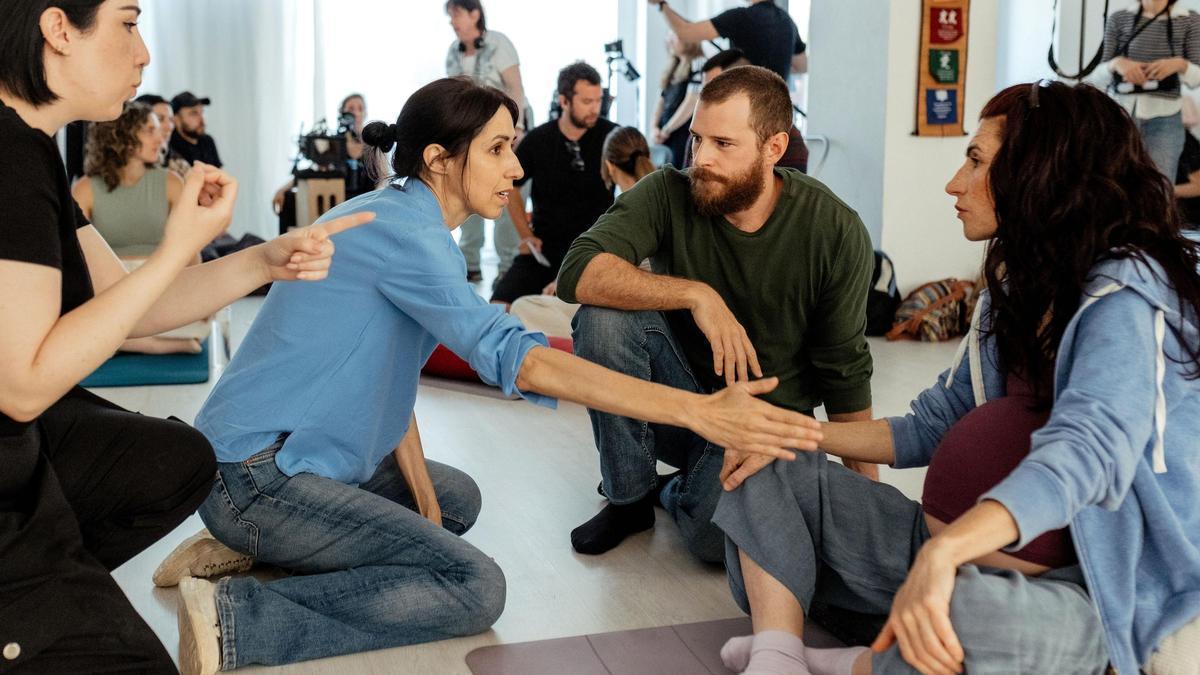 Miriam Garlo y Álvaro Cervantes con la directora Eva Libertad y la intérprete de lengua de signos, Rocío Ayllón.