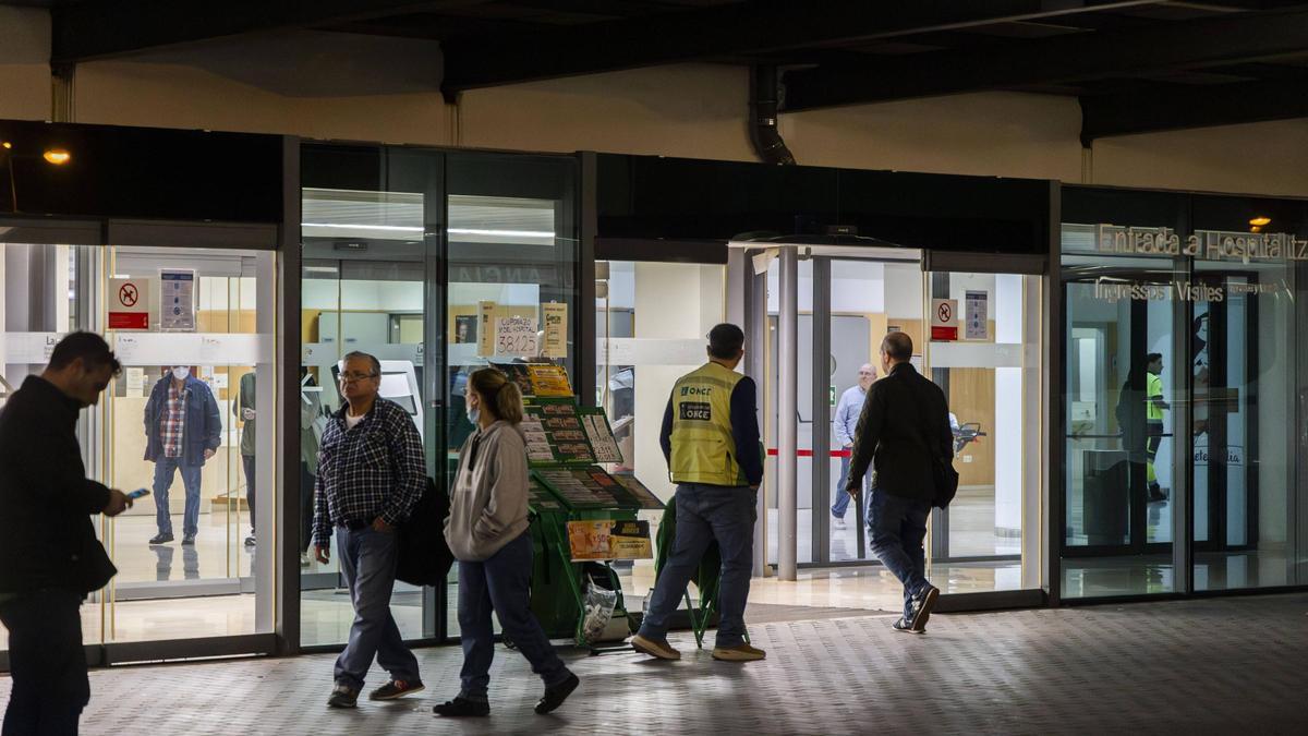 Gente saliendo y entrando de La Fe de València esta semana.