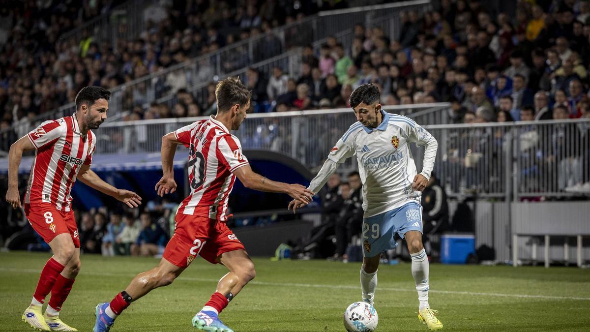 Jaime Tobajas encara a dos rivales durante su debut con el primer equipo ante el Sporting.