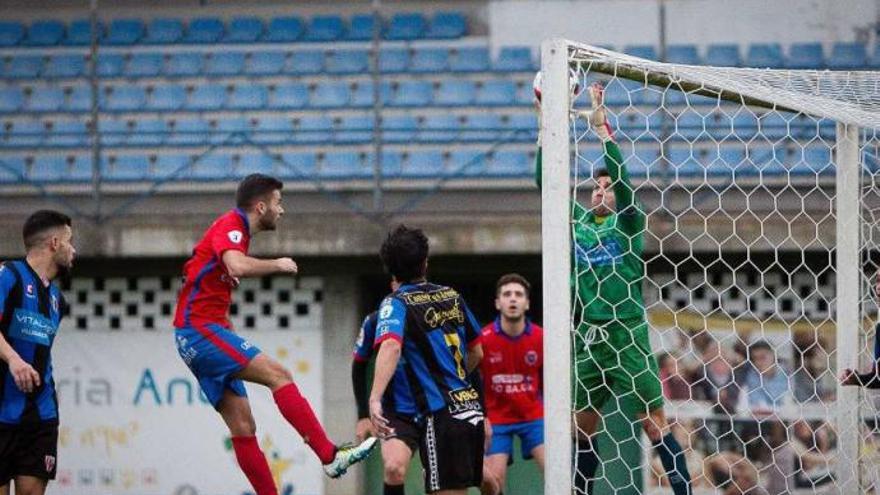 Marcos Bermúdez atrapa un balón a la salida de un córner ayer en O Couto. // Agostiño Iglesias