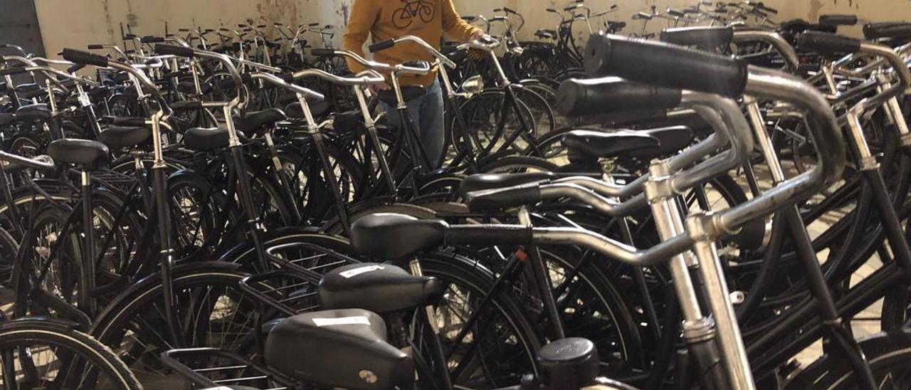 En los Países Bajos se abandonan cada año decenas de miles de bicis que encuentran una segunda vida en España.