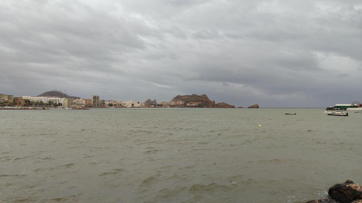La lluvia hizo acto de presencia durante toda la jornada en Águilas