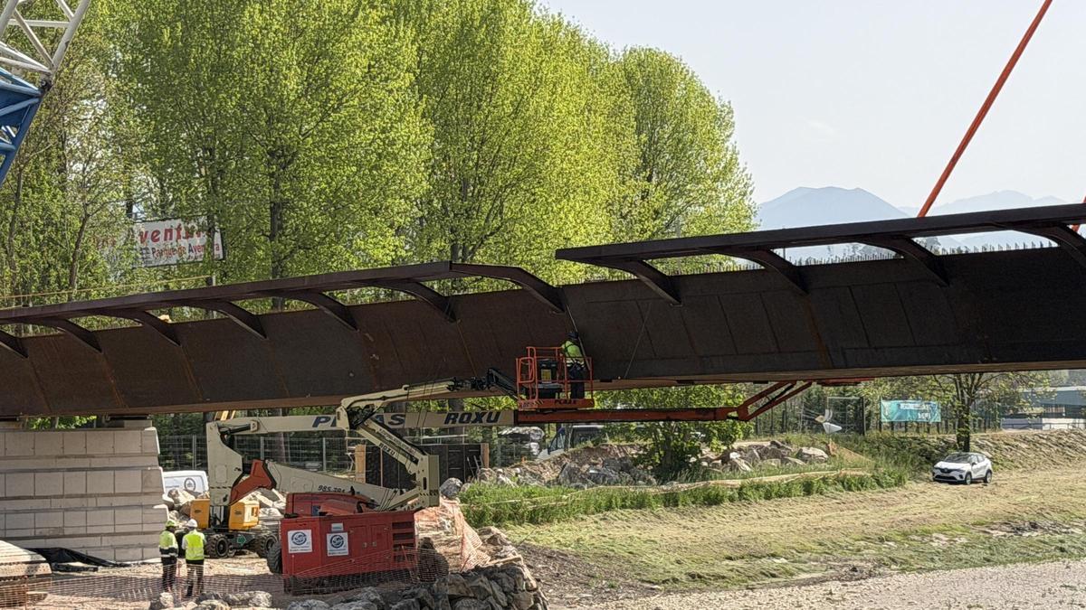 Finaliza el montaje de la estructura metálica del puente de Arriondas