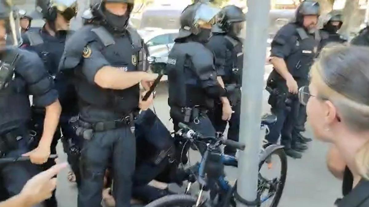 Tensió entre mossos d’esquadra i manifestants pel desnonament d’una família vulnerable a Barcelona