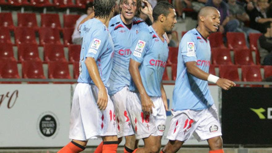 Noguerol felicita a Michu, autor del segundo gol del Celta, en presencia de Saulo y Vasco Fernandes, ayer en Montilivi