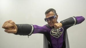 David Sanahuja, paciente con epilepsia y presidente de la asociación Si jo puc, tu també, disfrazado de Súper Epilep, su alter ego.
