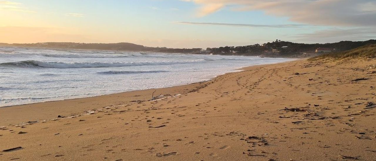 La playa de A Lanzada, cubierta de espuma, ayer.