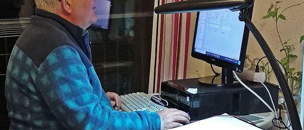 Un trabajador de Alcoy teletrabajando desde su casa.