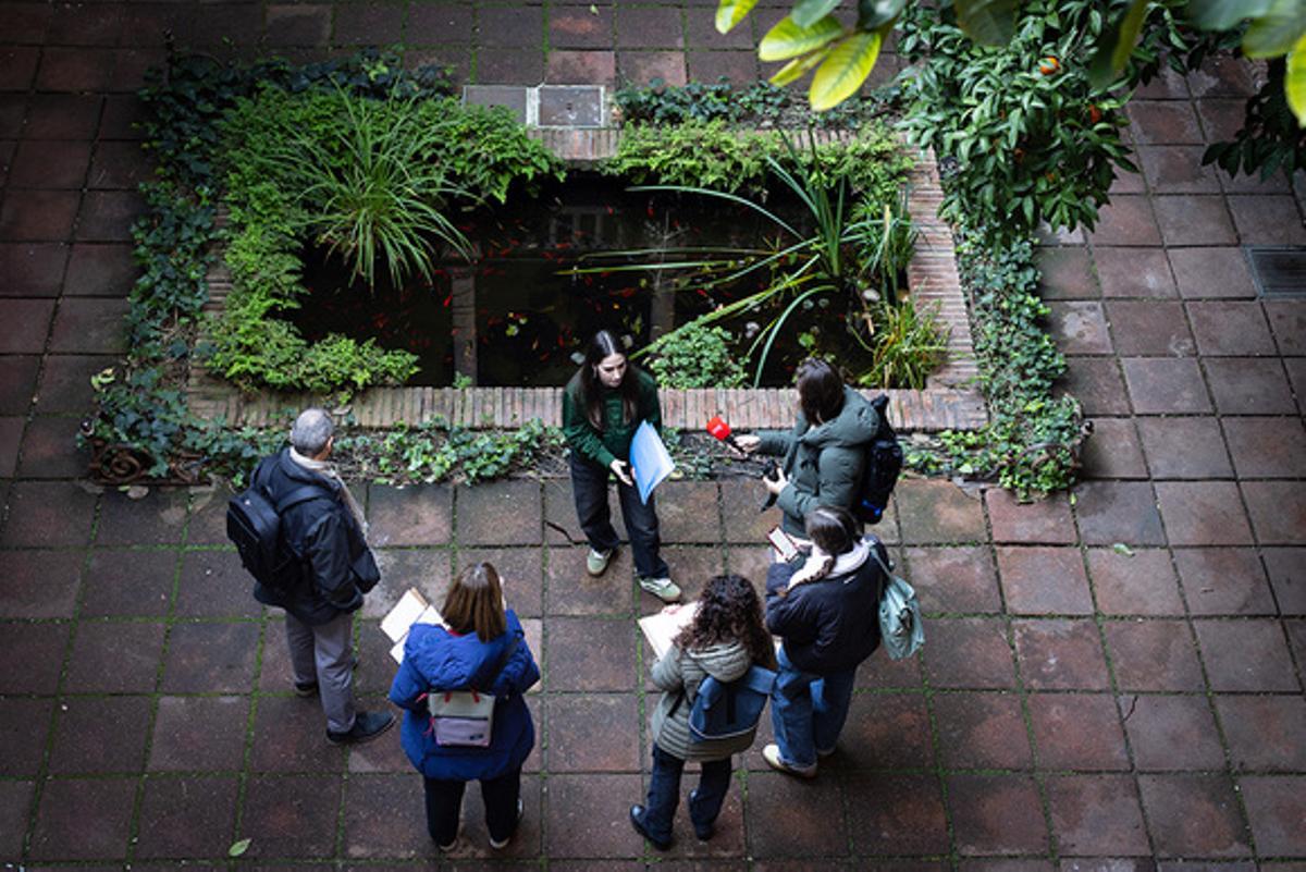 Aísha Targarona, técnica de Cultura UB, guiará las visitas gratuitas por el Edificio Histórico de la Universitat de Barcelona, que se realizarán los miércoles de enero a mayo.