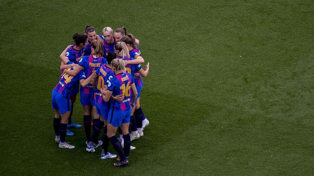  Aitana felicitada por sus compañeras tras el primer gol durante el partido de ida de las semifinales de la champions femenina de fútbol entre el FC Barcelona  y el Wolfsburgo