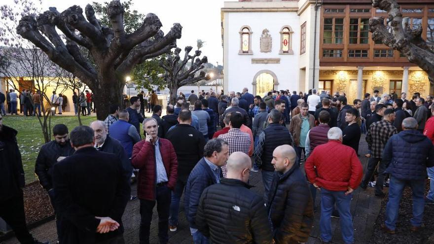 Amigos y compañeros de José Antonio Sesmilo, ayer, en el tanatorio Noega.