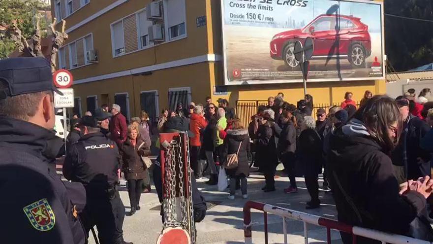 Los vecinos protestan mientras se instala la base de la pasarela en Santiago Ell Mayor