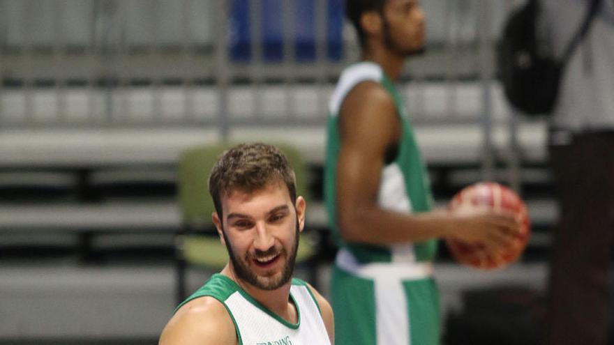 Dejan Musli charla con Oliver Lafayette en un entrenamiento en el Martín Carpena.