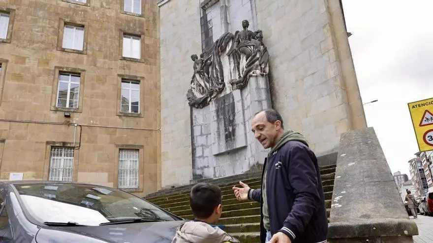 "Para bien o para mal, es Historia del país", afirman las familias del colegio gijonés de la Inmaculada sobre el monumento a los Héroes del Simancas
