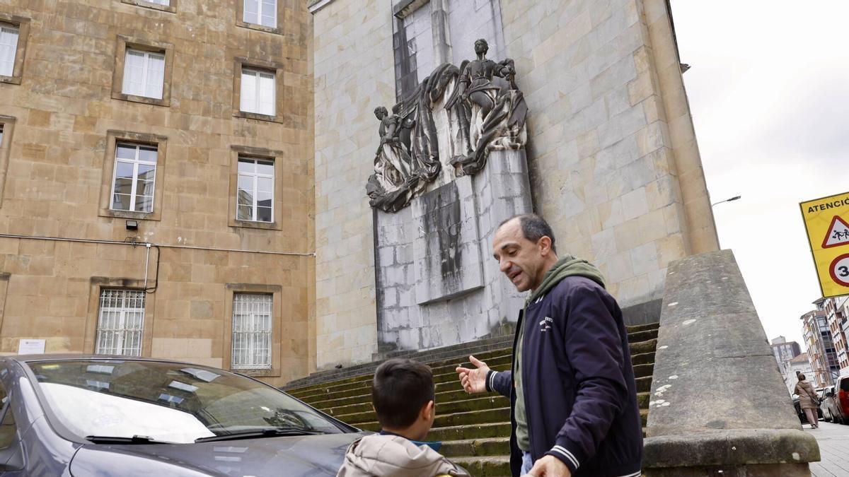 "Para bien o para mal, es Historia del país", afirman las familias del colegio gijonés de la Inmaculada sobre el monumento a los Héroes del Simancas