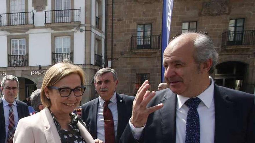 La alcaldesa de Avilés, Mariví Monteserín, junto a Modesto Fraguas en la inauguración de Juvenia, el pasado mes de mayo.