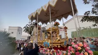 Una multitud de vecinos de Villanueva del Duque recibe a la Virgen de Guía