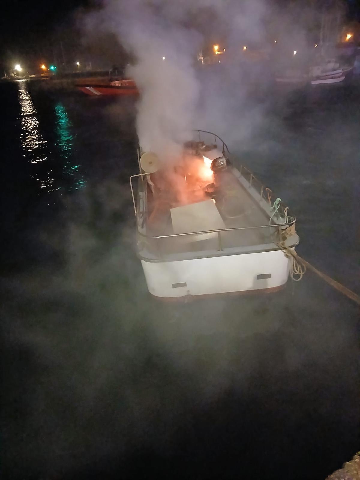 Imagen de la lancha en llamas.