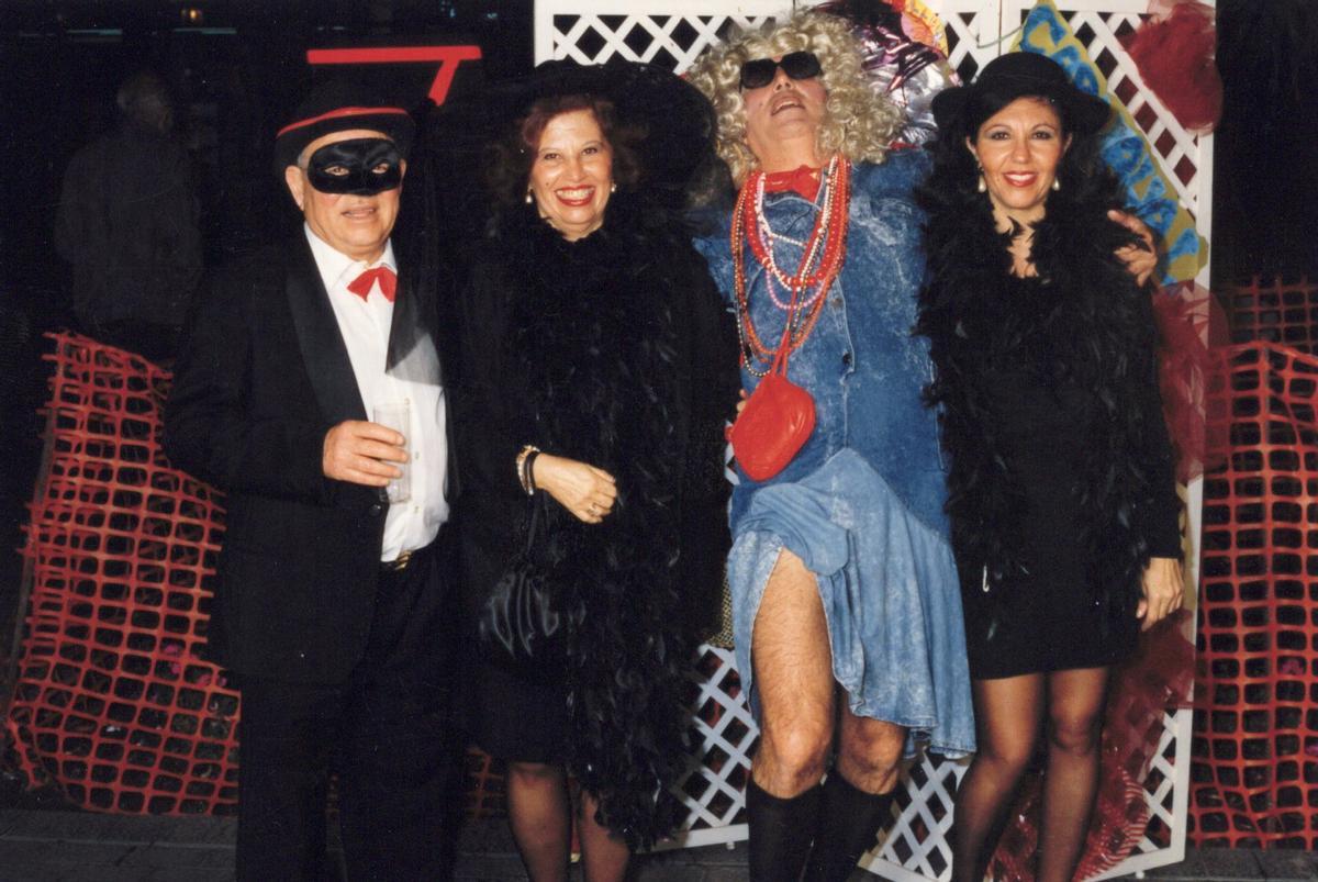 Antonio del Pino con tres amigos durante unos carnavales