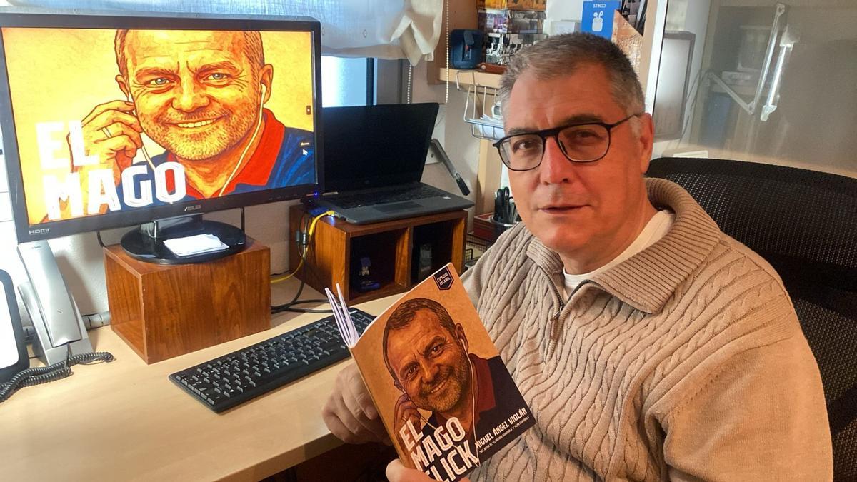 Miguel Ángel Violan con su libro 'El mago Flick'