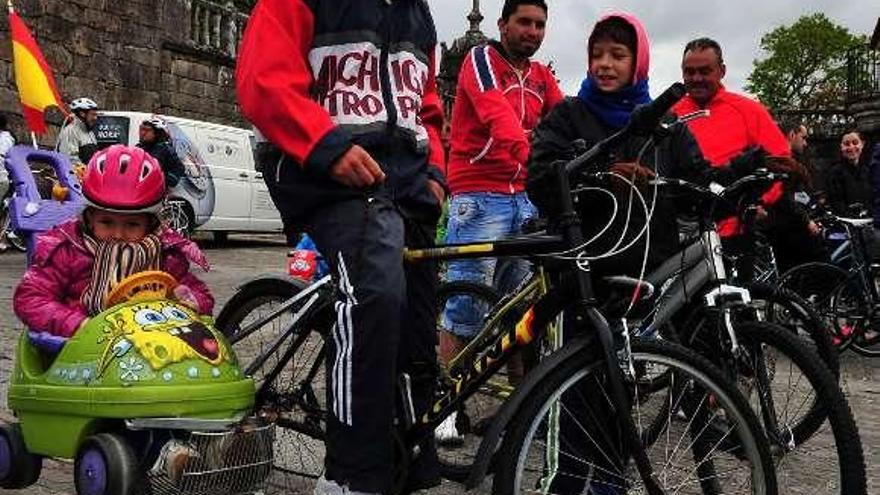 En la prueba participaron más de 2.000 ciclistas que partieron de Fefiñáns.  // Iñaki Abella