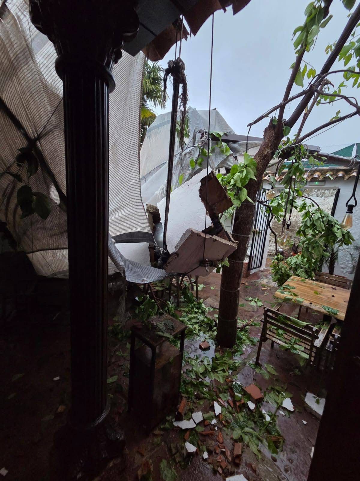 Impactantes destrozos en la terraza de un conocido gastrobar de Segorbe por el granizo