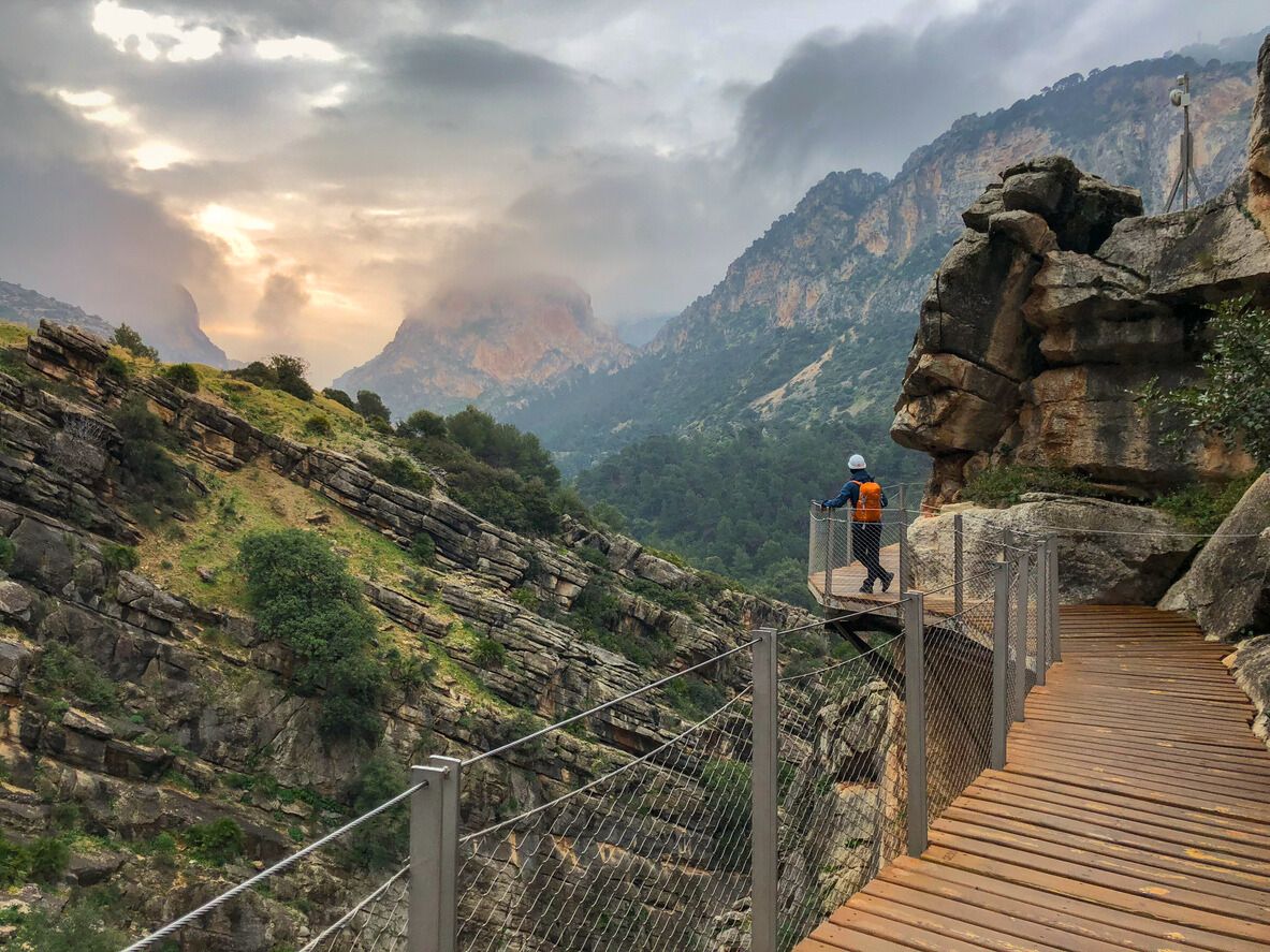 Un visitante disfruta de la maravillosa vista que ofrece Caminito del Rey