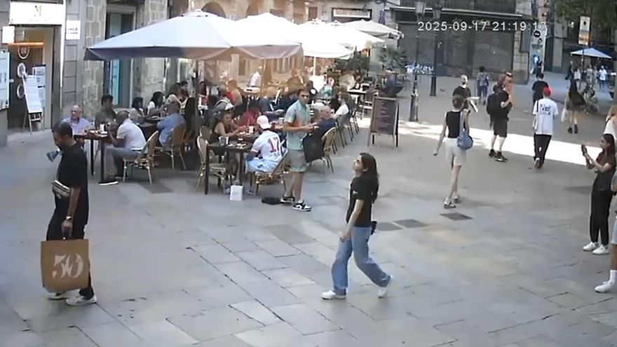 Robar con el pie en la Plaça de Sant Josep Oriol, de Barcelona.