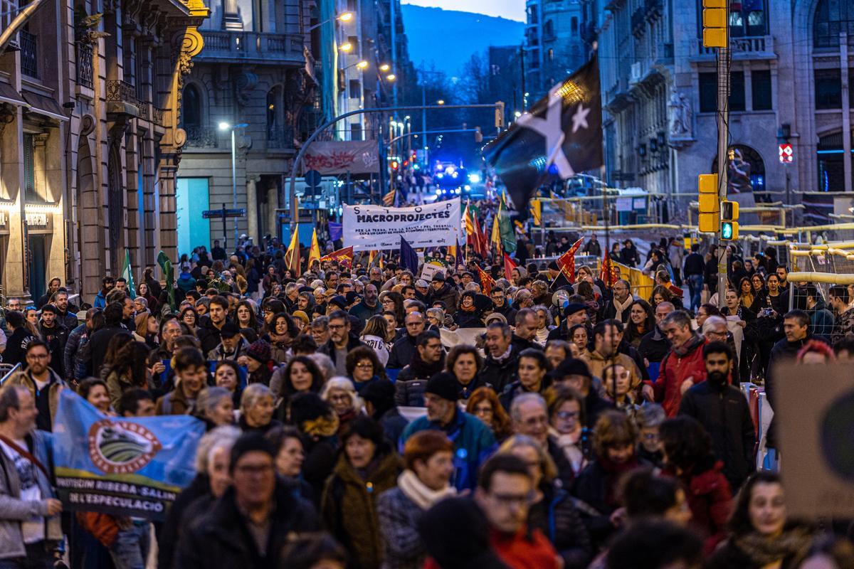 La manifestación contra el Hard Rock, la ampliación del aeropuerto y el Cuarto Cinturón corta el centro de Barcelona