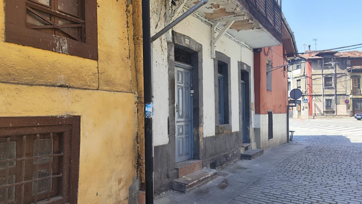 La antigua casa del pintor &quot;Tinso&quot;, una de las asaltadas en Requejo, y que además está casi en estado de ruina. | A. Velasco