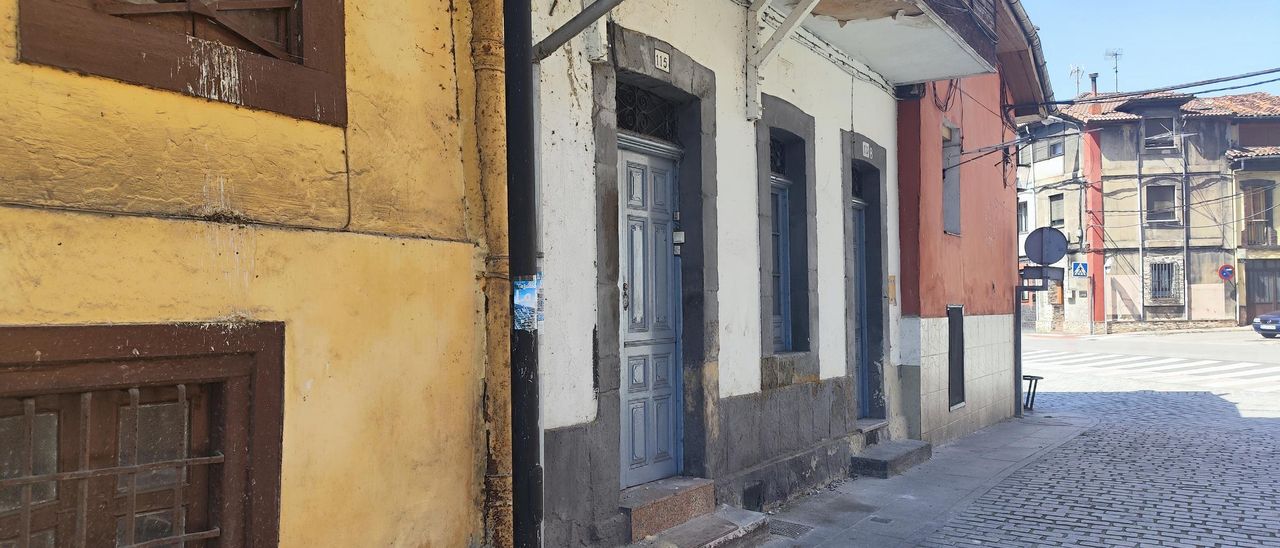 La antigua casa del pintor "Tinso", una de las asaltadas en Requejo, y que además está casi en estado de ruina. | A. Velasco