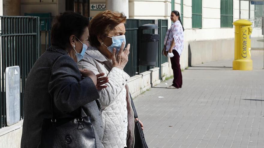 Dos mujeres con mascarilla.