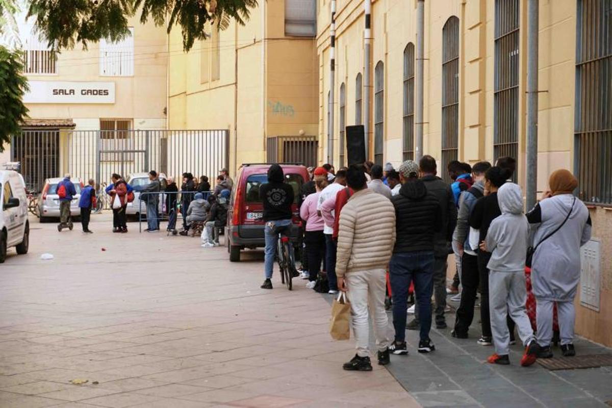 Colas para entrar al comedor de los Ángeles Malagueños de la Noche