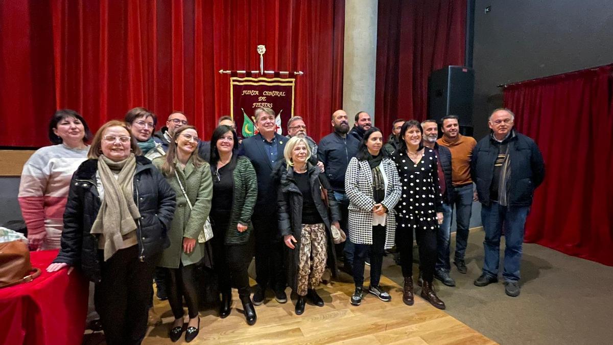 El reelegido presidente Paco Rosique con los miembros de su nueva directiva de la Junta Central de Moros y Cristianos de Villena.